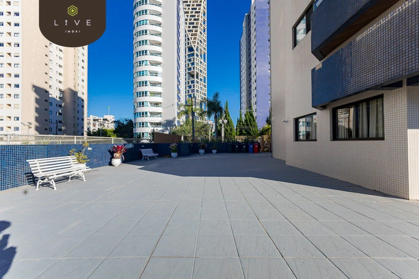 3-bedroom apartment with glazed balcony and private BBQ — photo 25