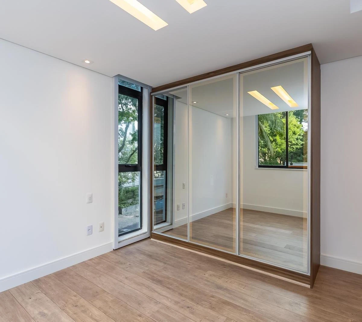 Квартира 71 м² с застеклённым балконом и панорамными окнами — photo 5