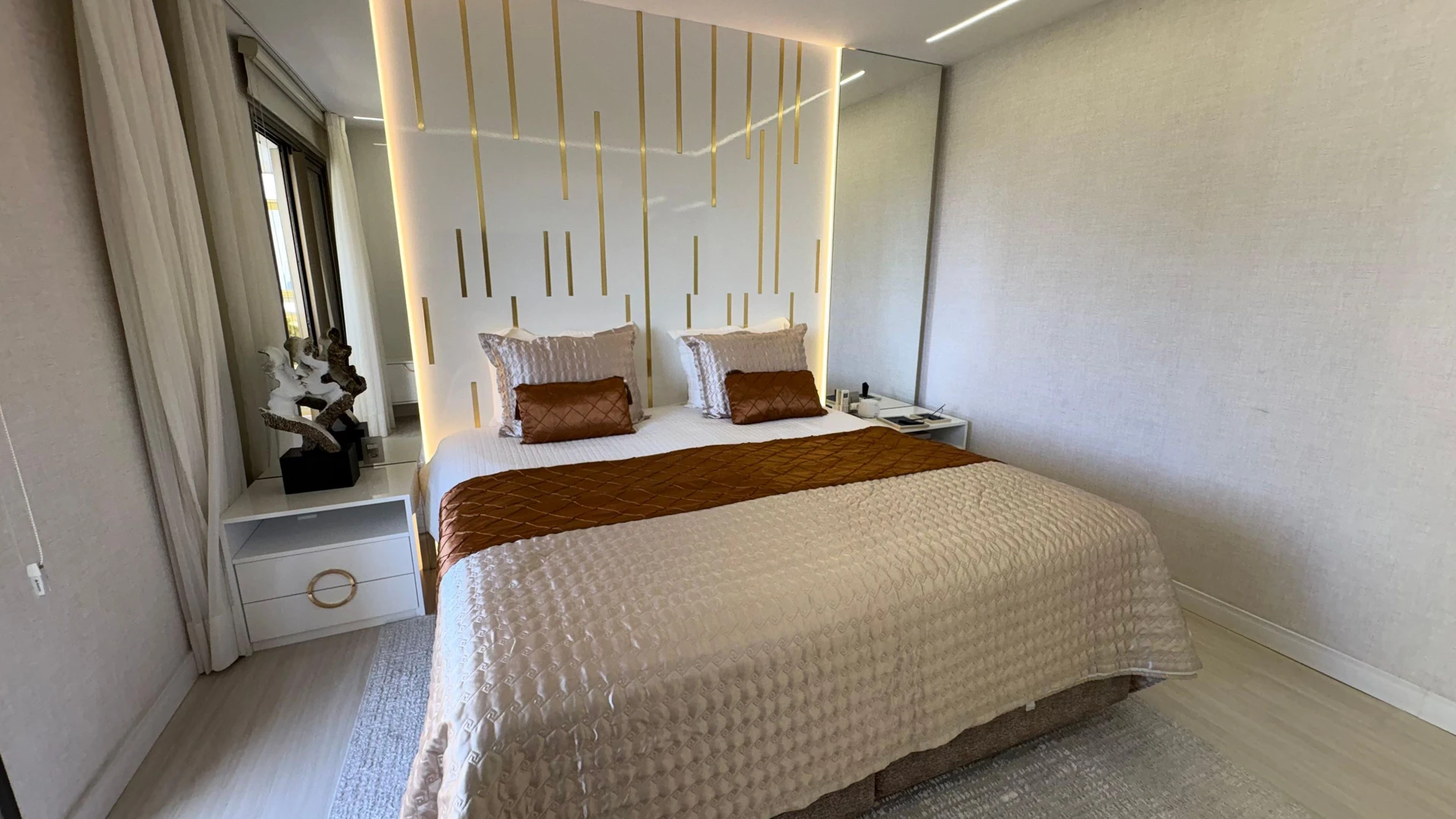 Jacuzzi in a 5-bedroom apartment, 217 m² — photo 14