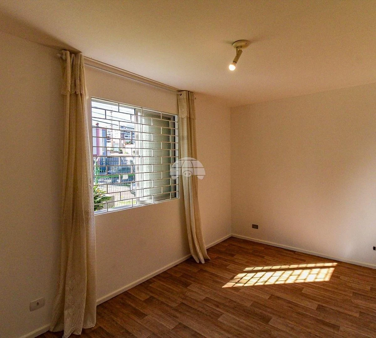 3-bedroom apartment with wood or laminate floors — photo 15