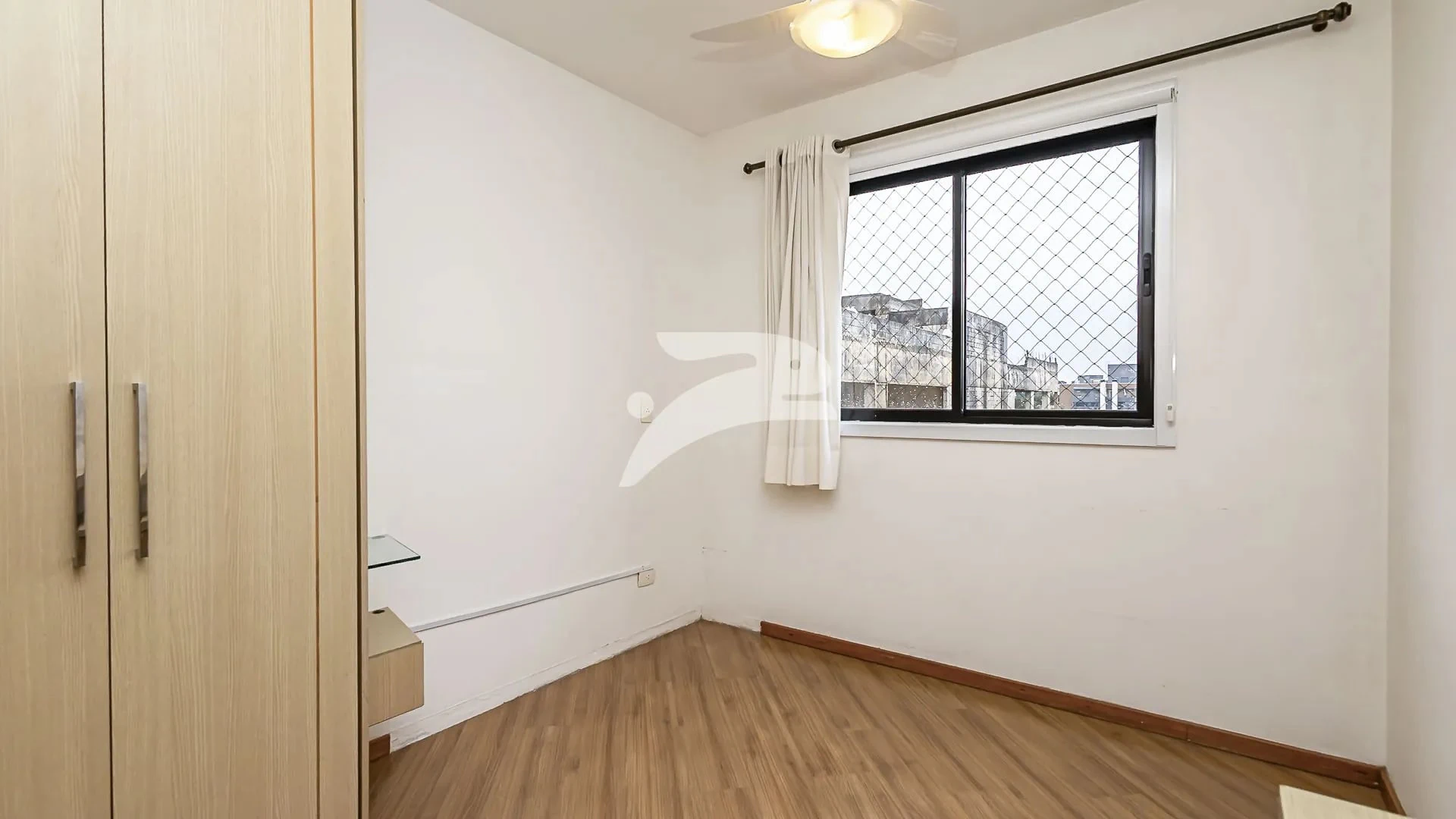 Furnished 1-bedroom apartment with covered parking — photo 3