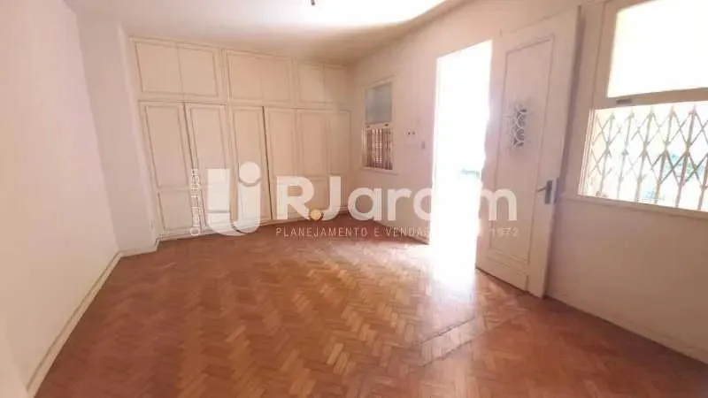 Casa para locação com 5 quartos e 401 m² e cozinha planejada — photo 2