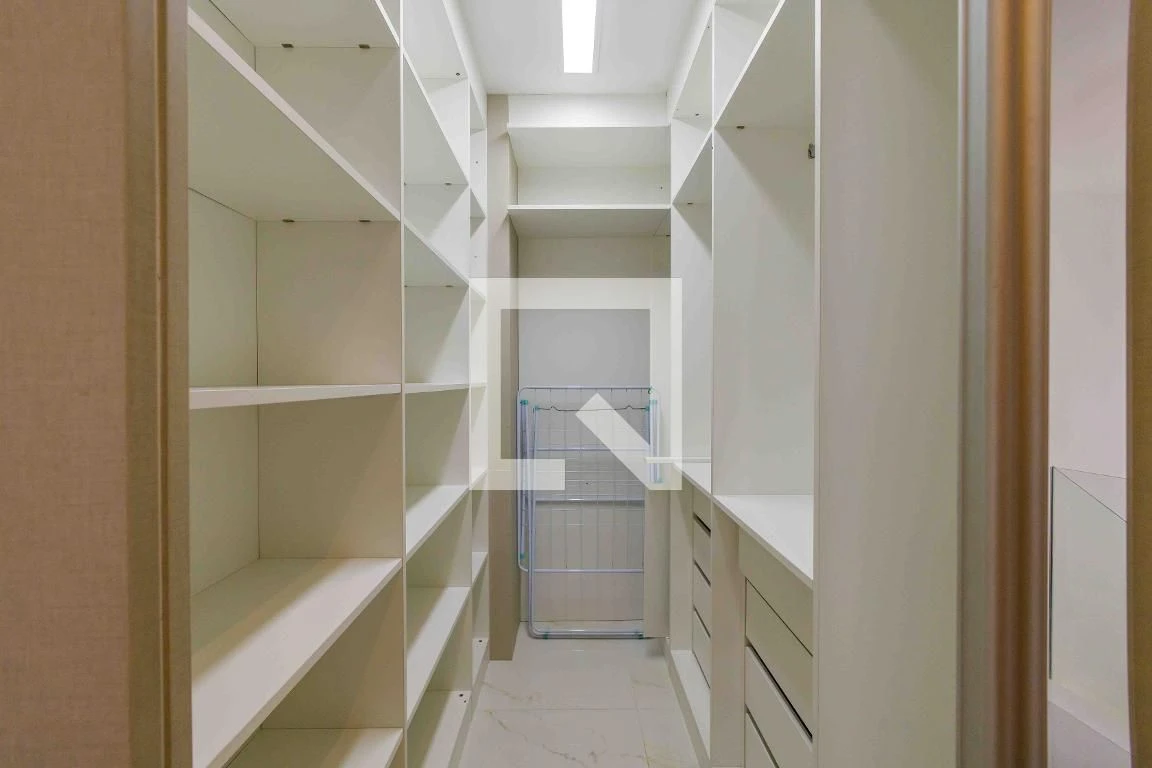 Apartamento mobiliado com 4 quartos e 4 banheiros — photo 65
