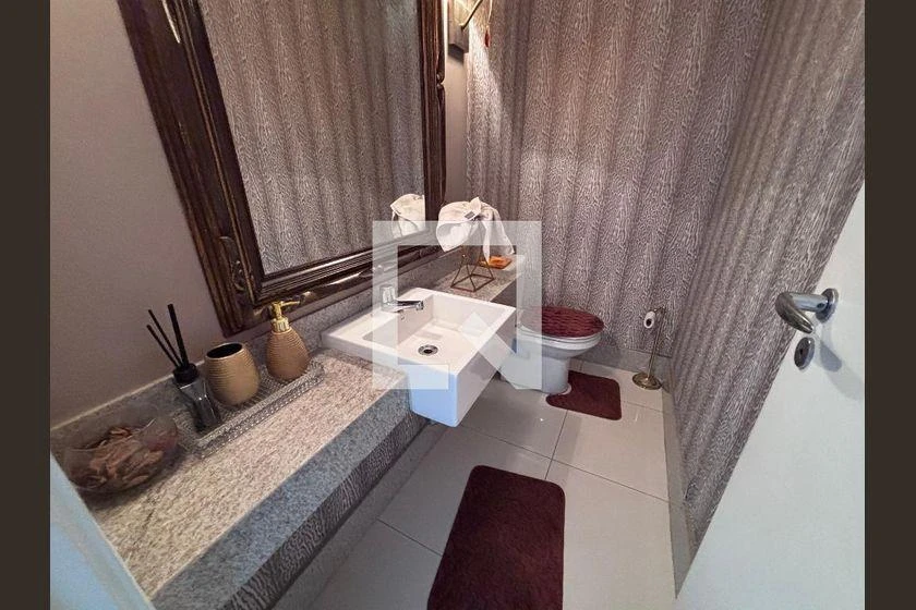 206 m² apartment with 4 en-suite bedrooms and glass balcony — photo 35