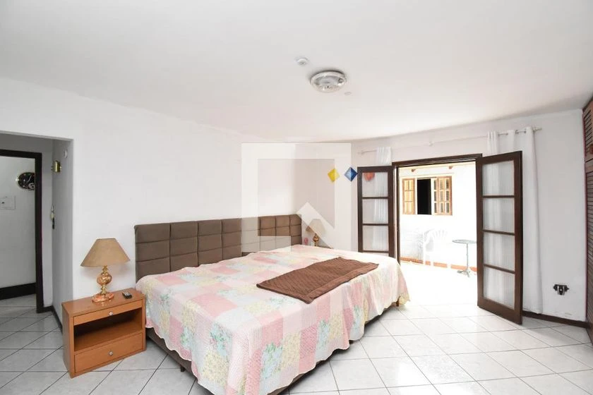 House with 5 bedrooms plus laundry with a washing machine — photo 5