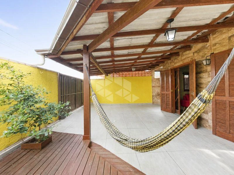 Balcony with a grill in a 2-bedroom house, 100 m² — photo 24