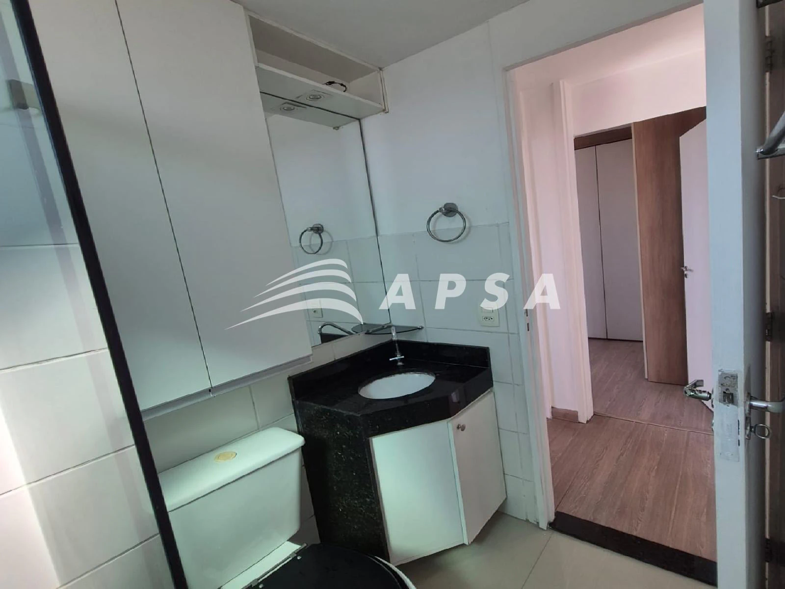 Apartamento de 2 quartos com piso de madeira ou laminado — photo 9