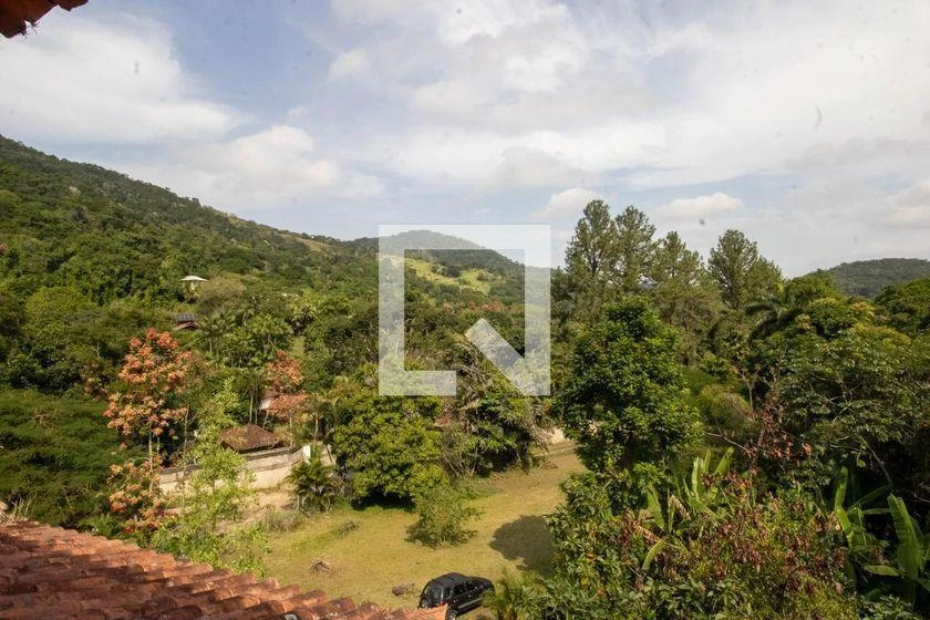Furnished house with 4 bedrooms and 215 m² — photo 3