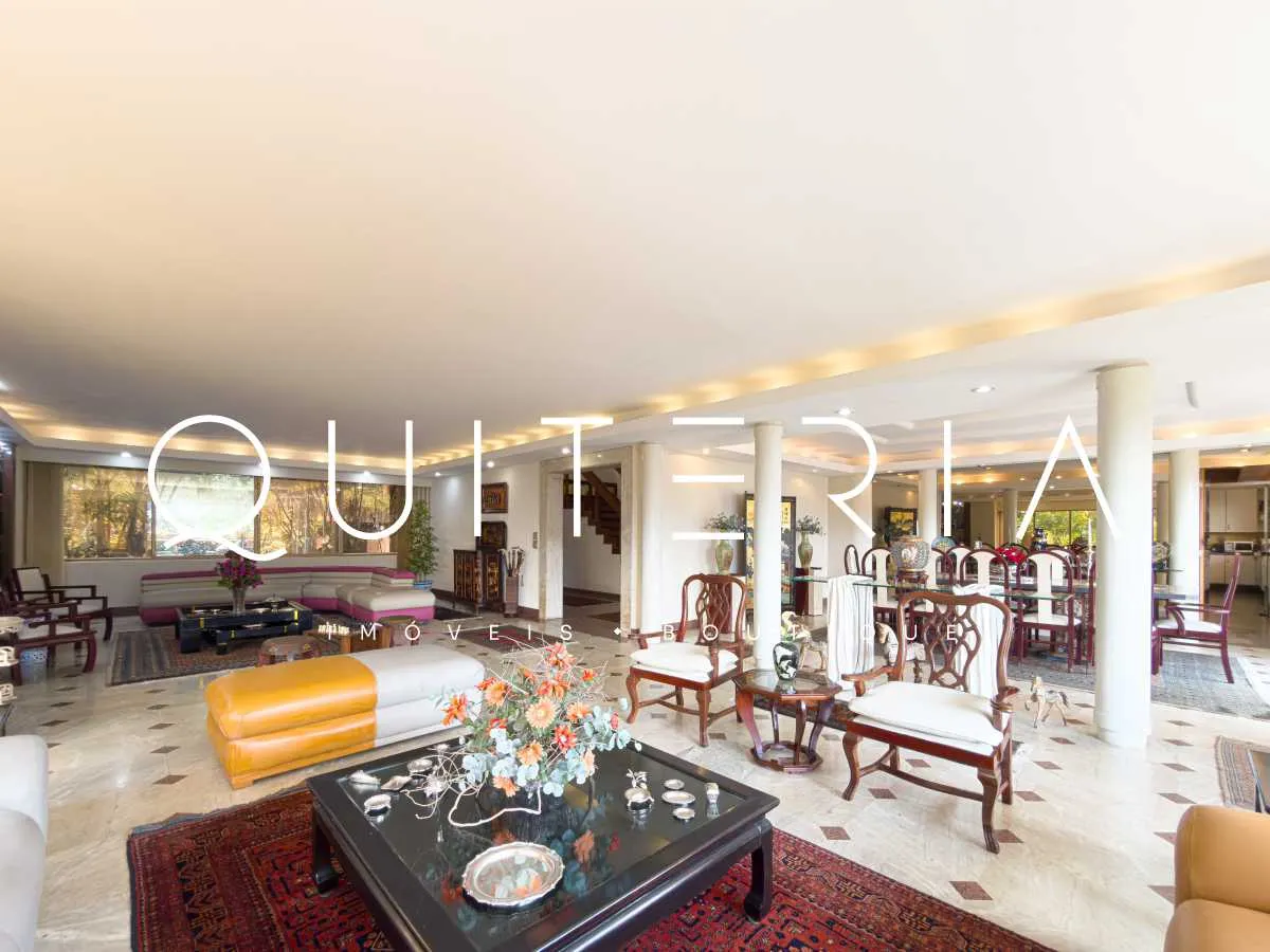 Casa mobiliada com 6 suítes e 21 banheiros