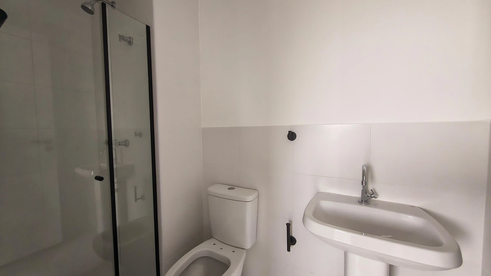 Unfurnished apartment with 2 bedrooms and open-plan kitchen — photo 19