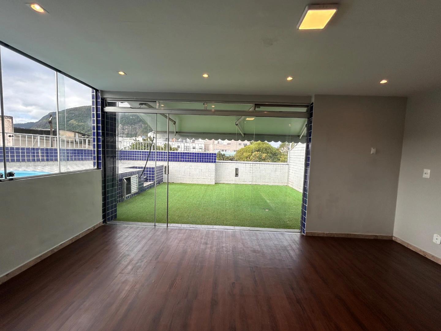 3-bedroom apartment with a terrace and mountain views — photo 22