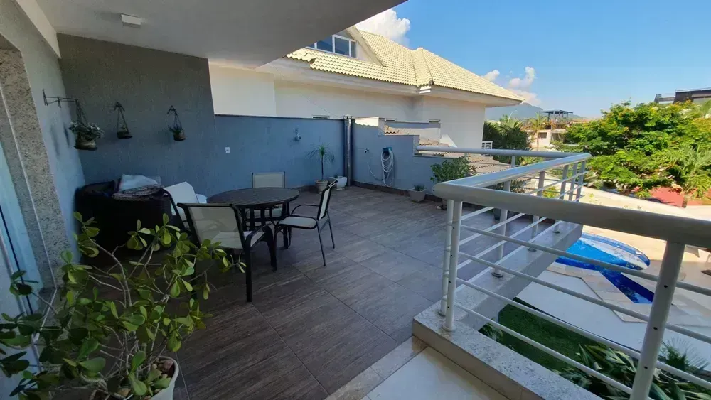 650 m² house with 6 en-suite bedrooms and 4 parking spots — photo 13