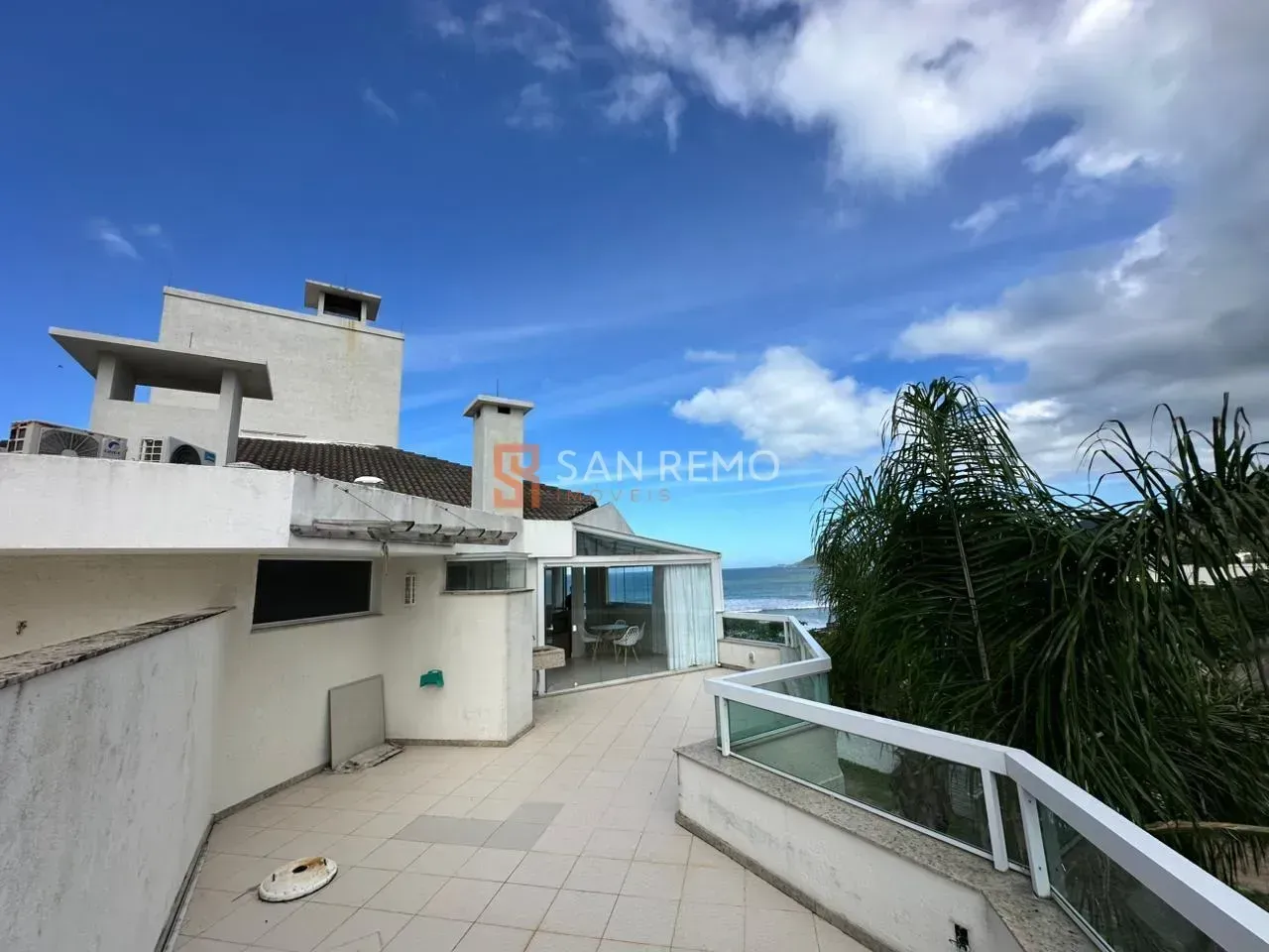 Furnished top-floor unit with 2 bedrooms and glass balcony — photo 11