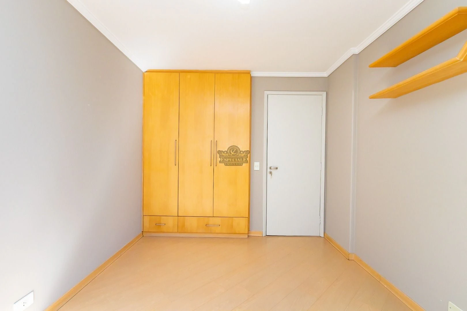 Wood or laminate floors in a 3-bedroom apartment, 86 m² — photo 21