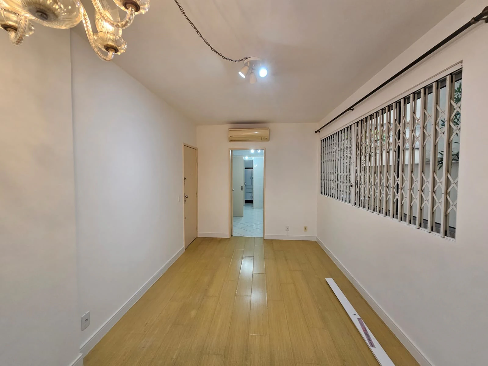 Apartamento com piso de madeira ou laminado, Centro — photo 9