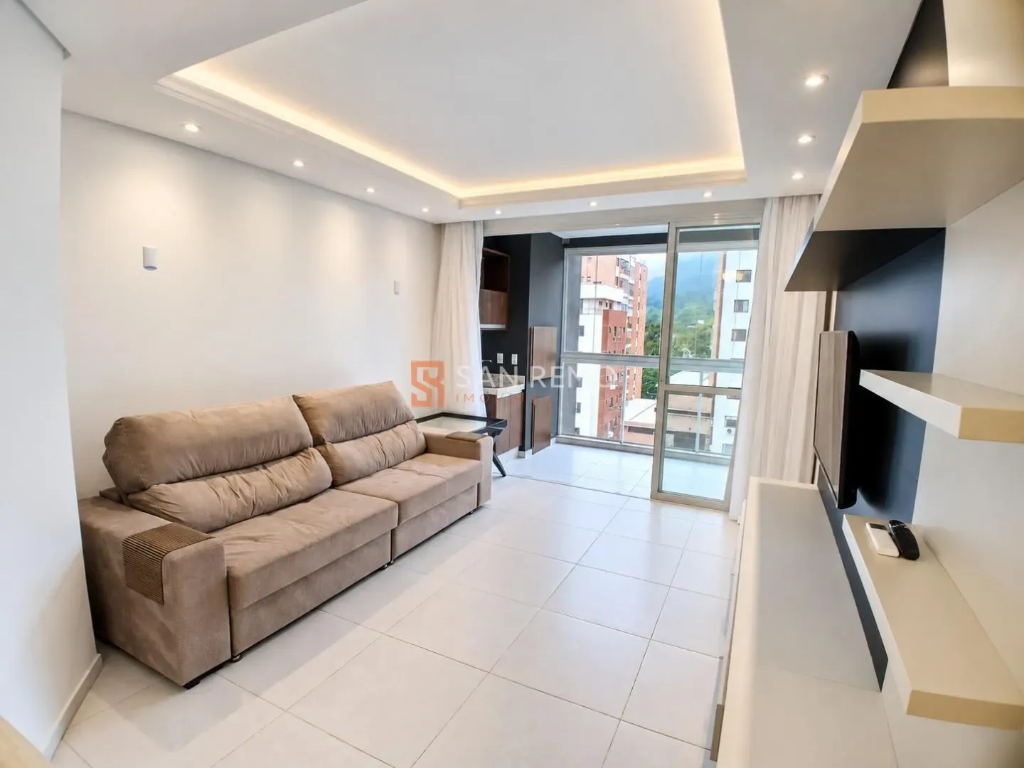 Glass-enclosed balcony in a 3-bedroom apartment, 120 m²