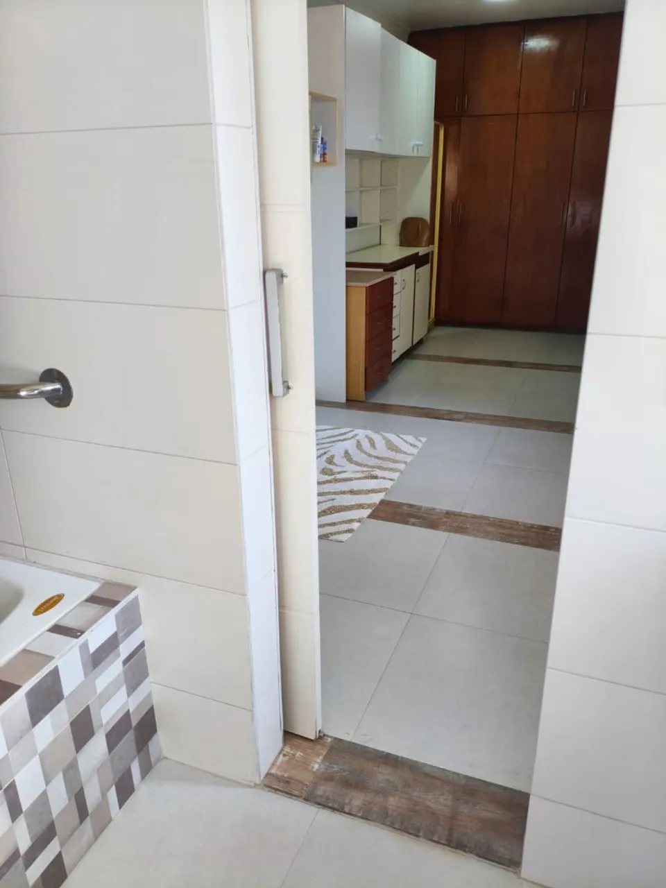 3-bedroom house with a bathtub — photo 5