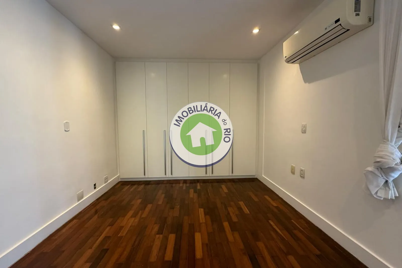 Apartment with 4 bedrooms and 5 bathrooms — photo 4