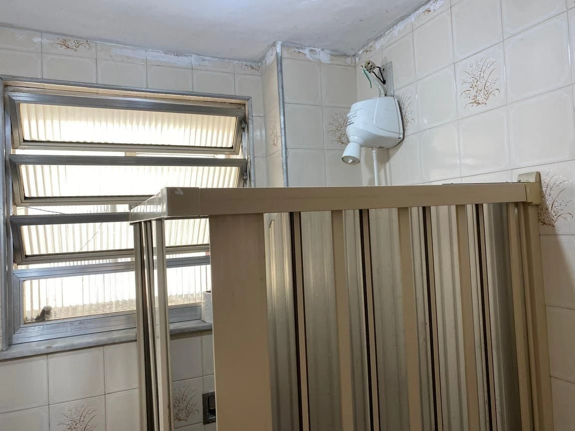 Apartamento com 2 quartos e banheiro com box de vidro — photo 14