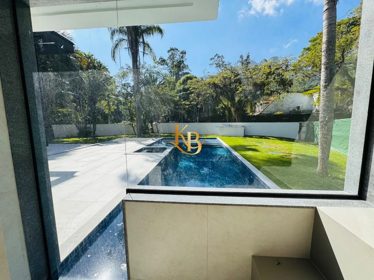 Casa com 5 quartos e área de piscina ao ar livre — photo 13