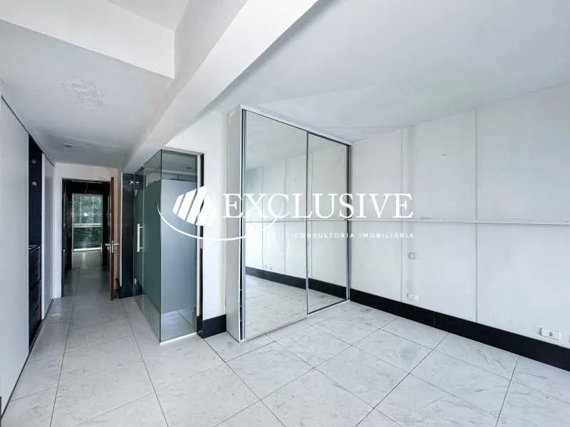 Residential apartment with 4 bedrooms and enclosed balcony — photo 4