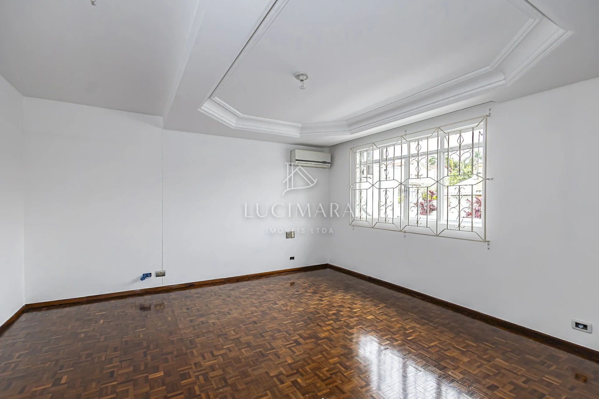 Wood or laminate floors in a 2-bedroom house, 170 m² — photo 8