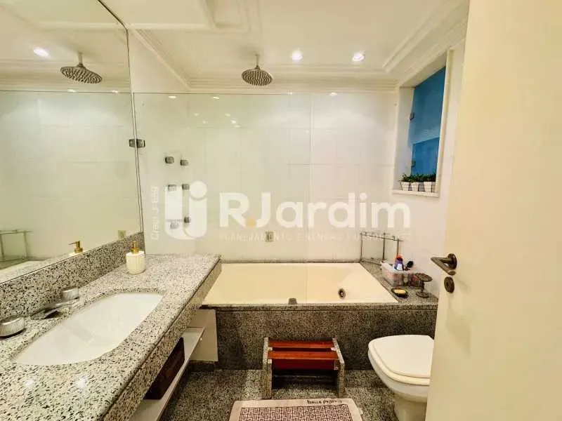Residential apartment with 4 bedrooms and 4 bathrooms — photo 3