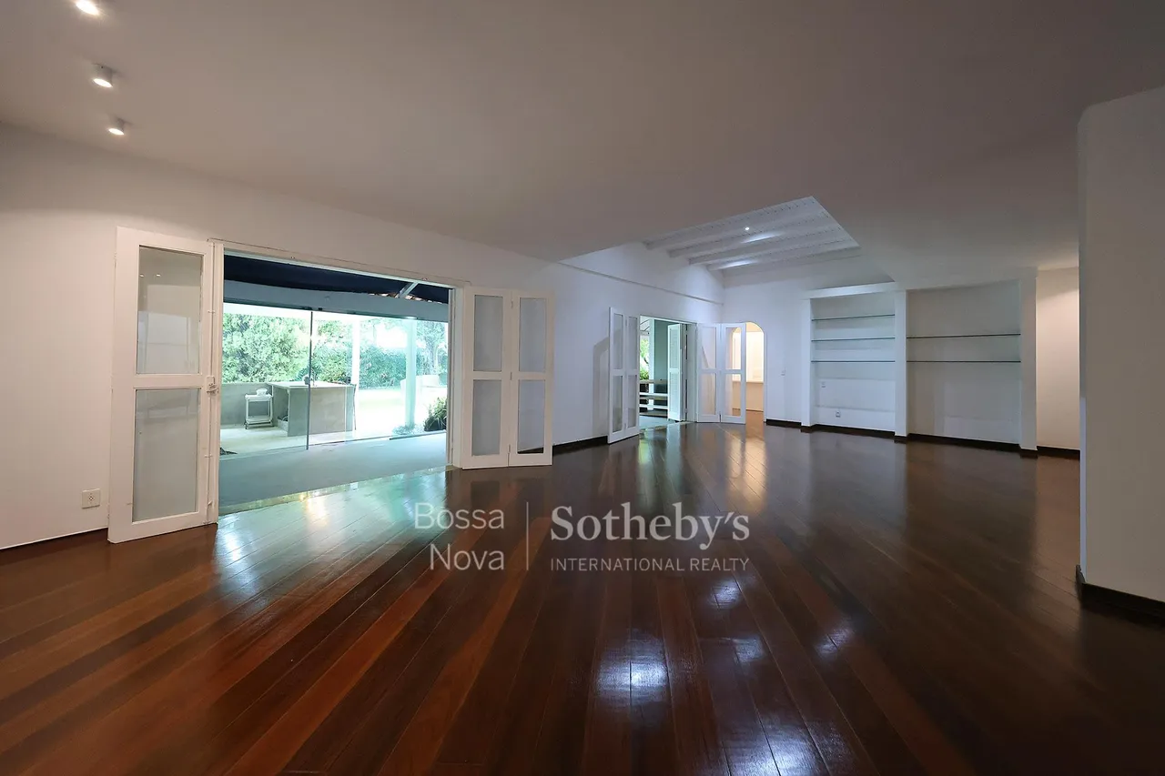House with 5 bedrooms and 5 bathrooms, gas kitchen