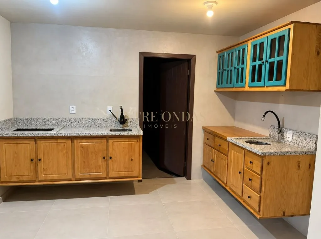 2-bedroom house with a fireplace