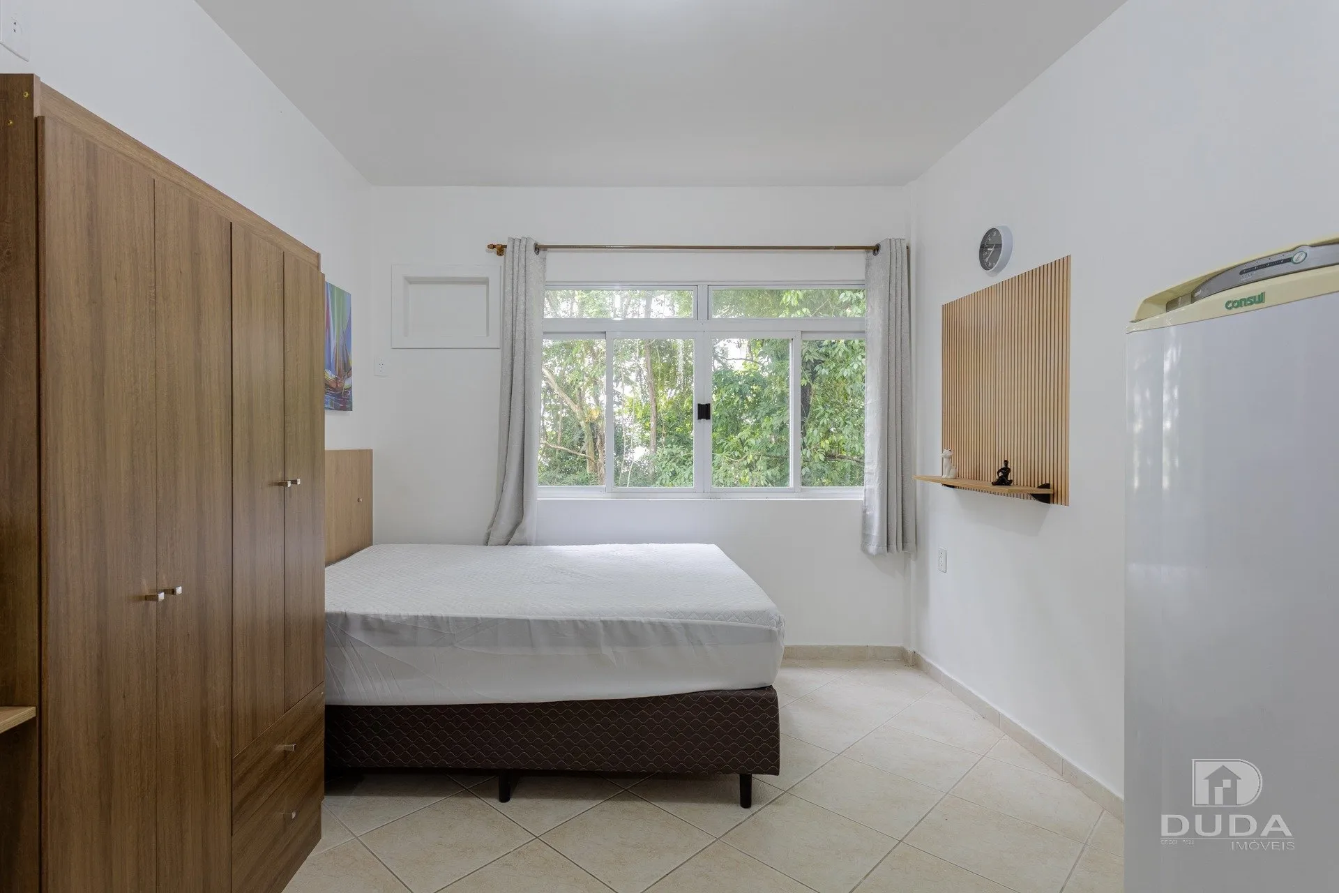 25 m² studio with compact kitchenette and 1 bathroom — photo 3