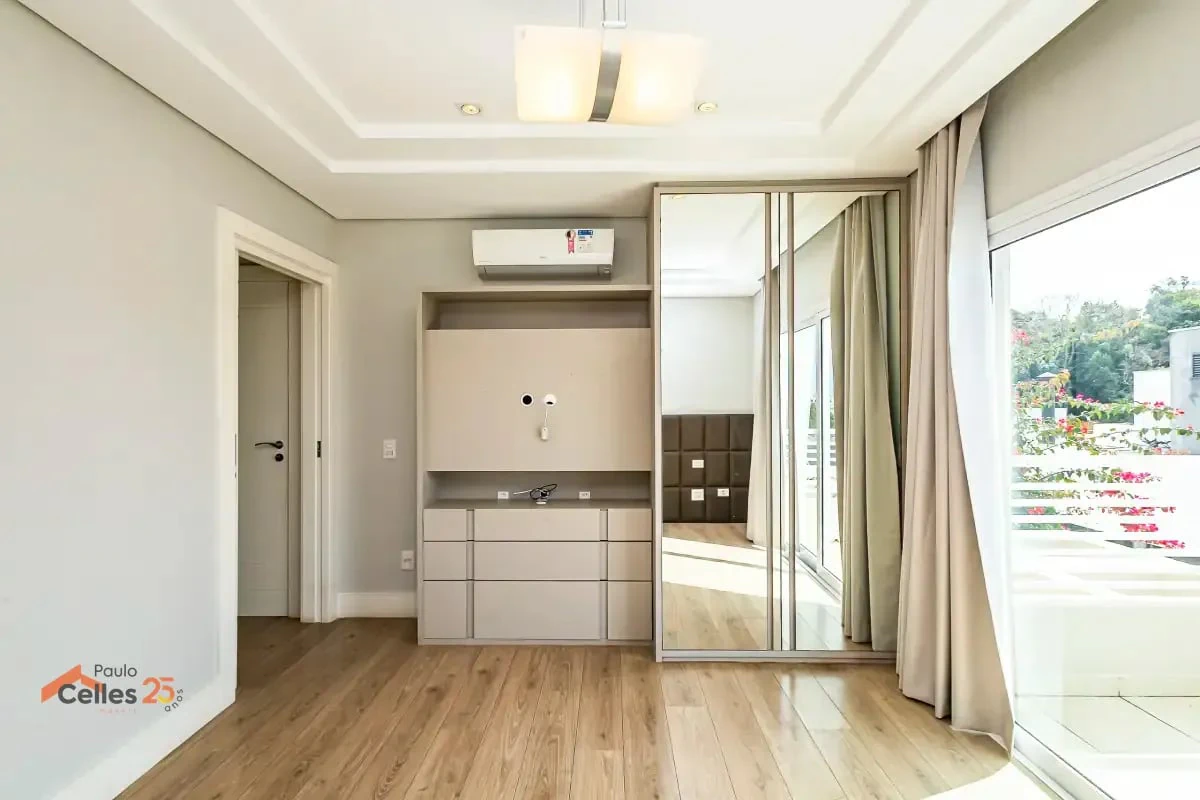 Furnished house, 275 m², with a glass-enclosed balcony — photo 27