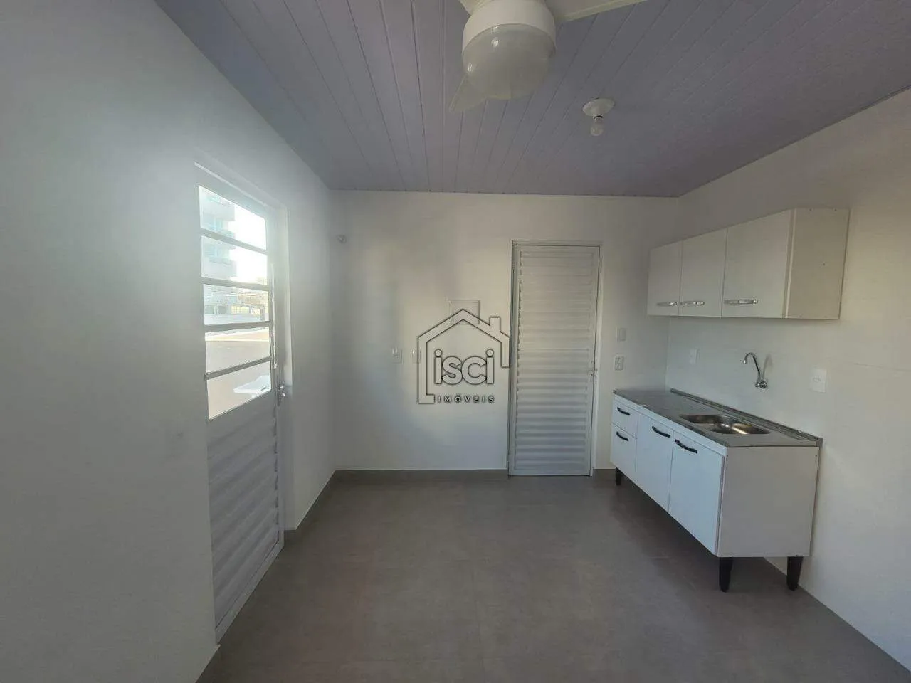 20 m² studio on the 1st floor with balcony and glass shower