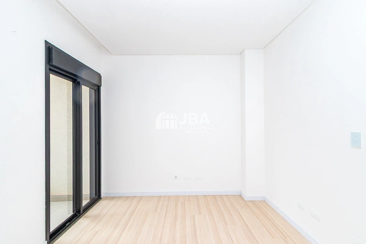House with open-plan kitchen and 3 bedrooms plus suite — photo 13