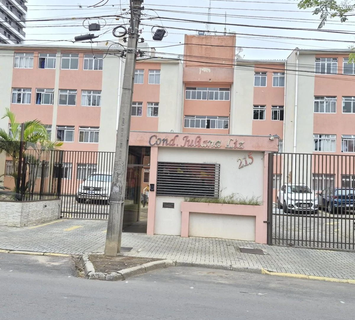 2-bedroom apartment with wood or laminate floors in Curitiba — photo 8