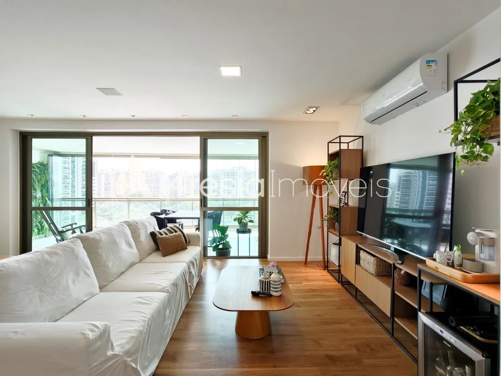 Balcony with a grill in a 4-bedroom apartment, 178 m² — photo 20