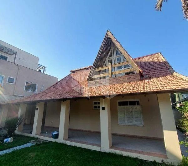 Casa residencial de 210 m² com 4 dormitórios e 2 suítes — photo 2