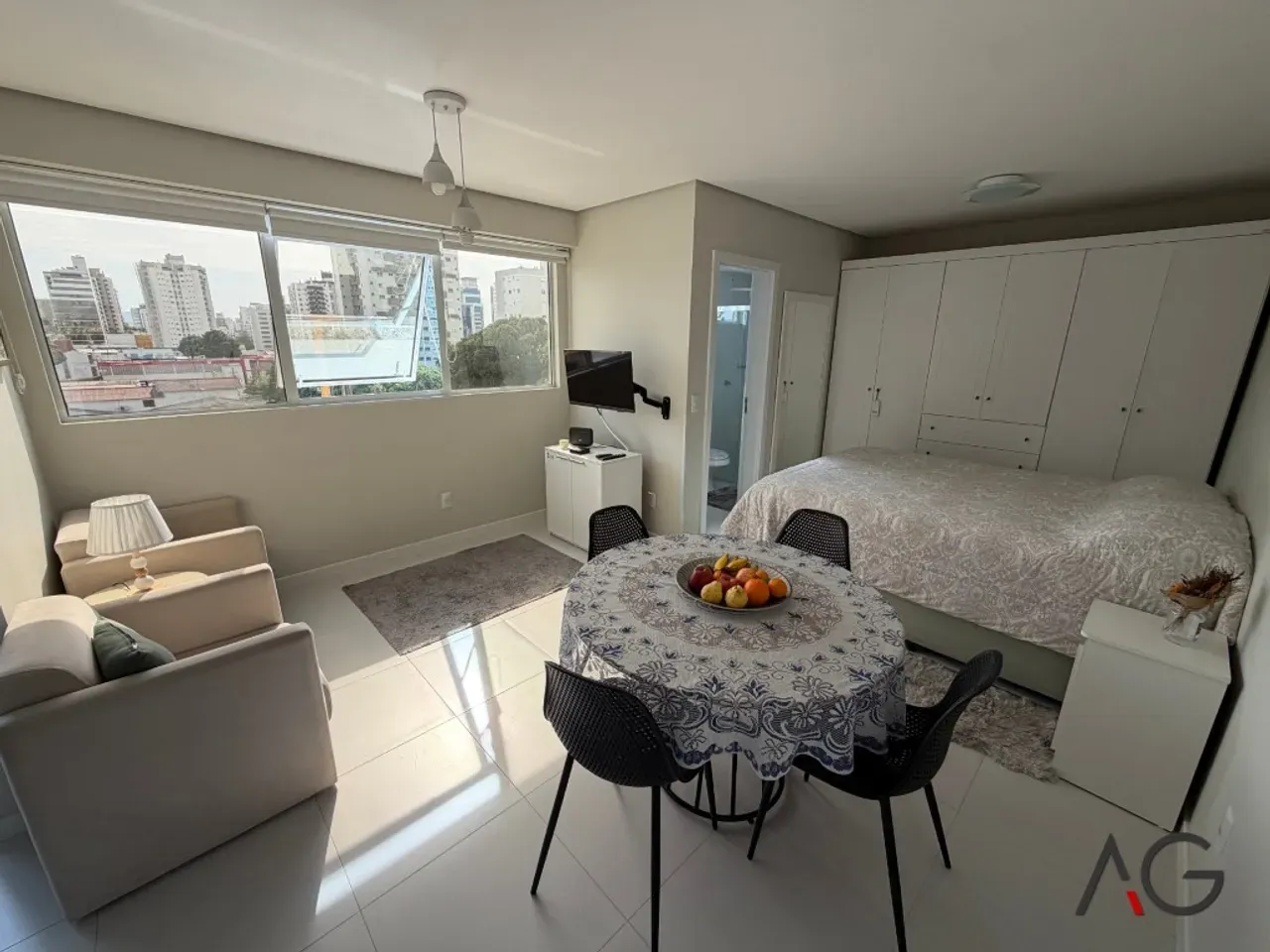 Furnished studio with open-plan kitchen and 2 parking spots