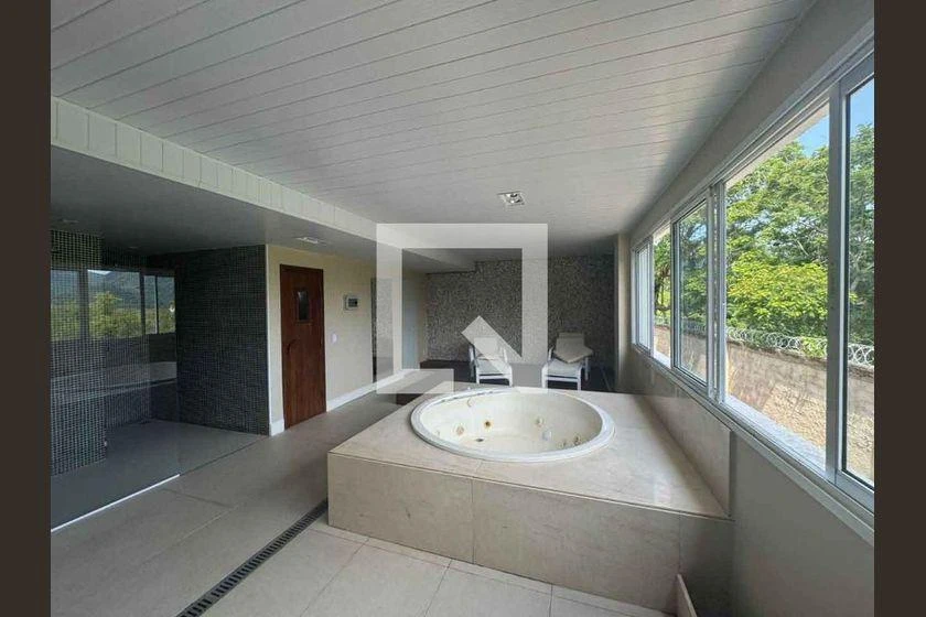 Floor-to-ceiling windows in a 6-bedroom house, 290 m² — photo 33