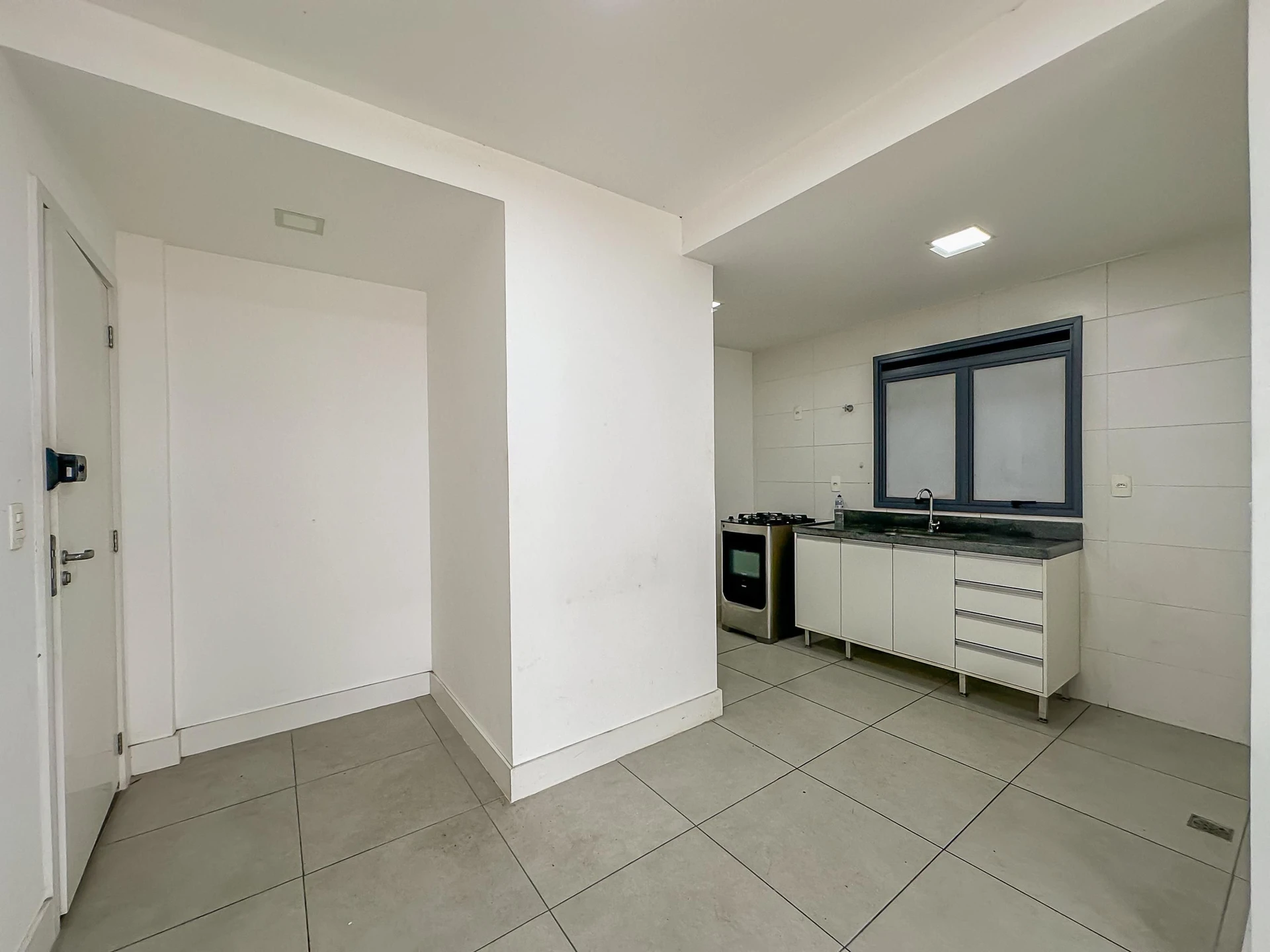 Furnished apartment, 42 m², with a glass-enclosed balcony — photo 49