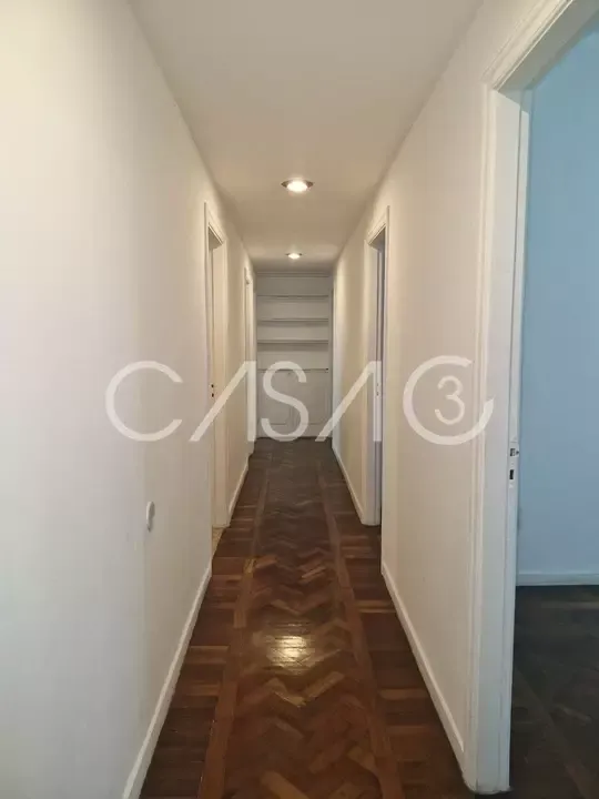Apartamento com 4 quartos e cozinha fechada com fogão — photo 13