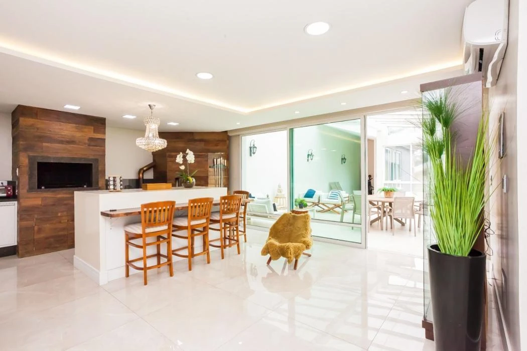 4-bedroom house with floor-to-ceiling windows — photo 3