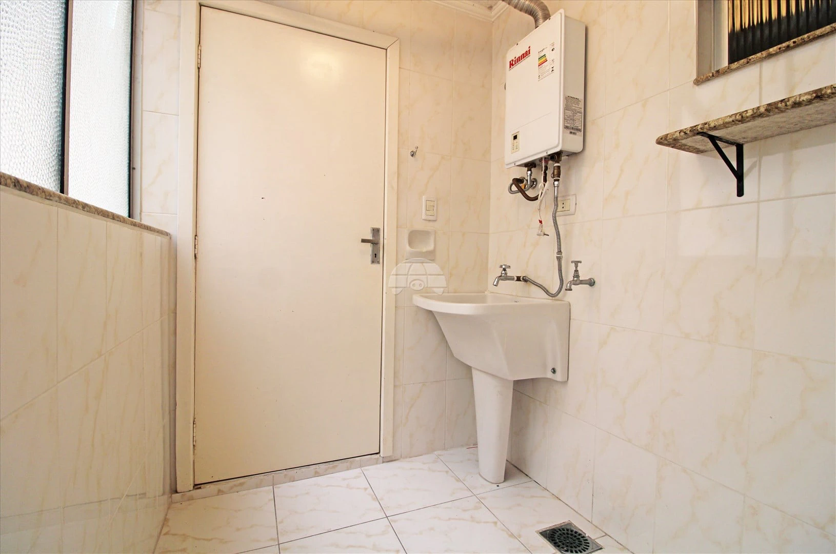 2-bedroom apartment with wood or laminate floors in Curitiba — photo 10