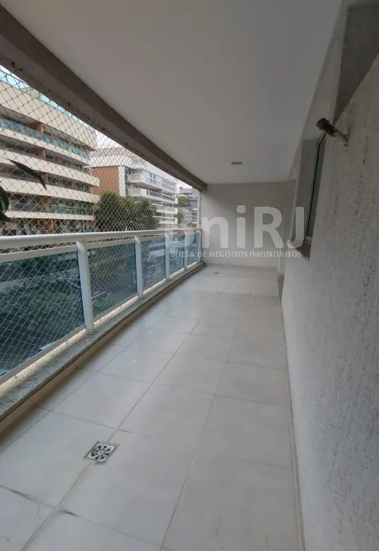 3-bedroom apartment in a building with a pool — photo 15