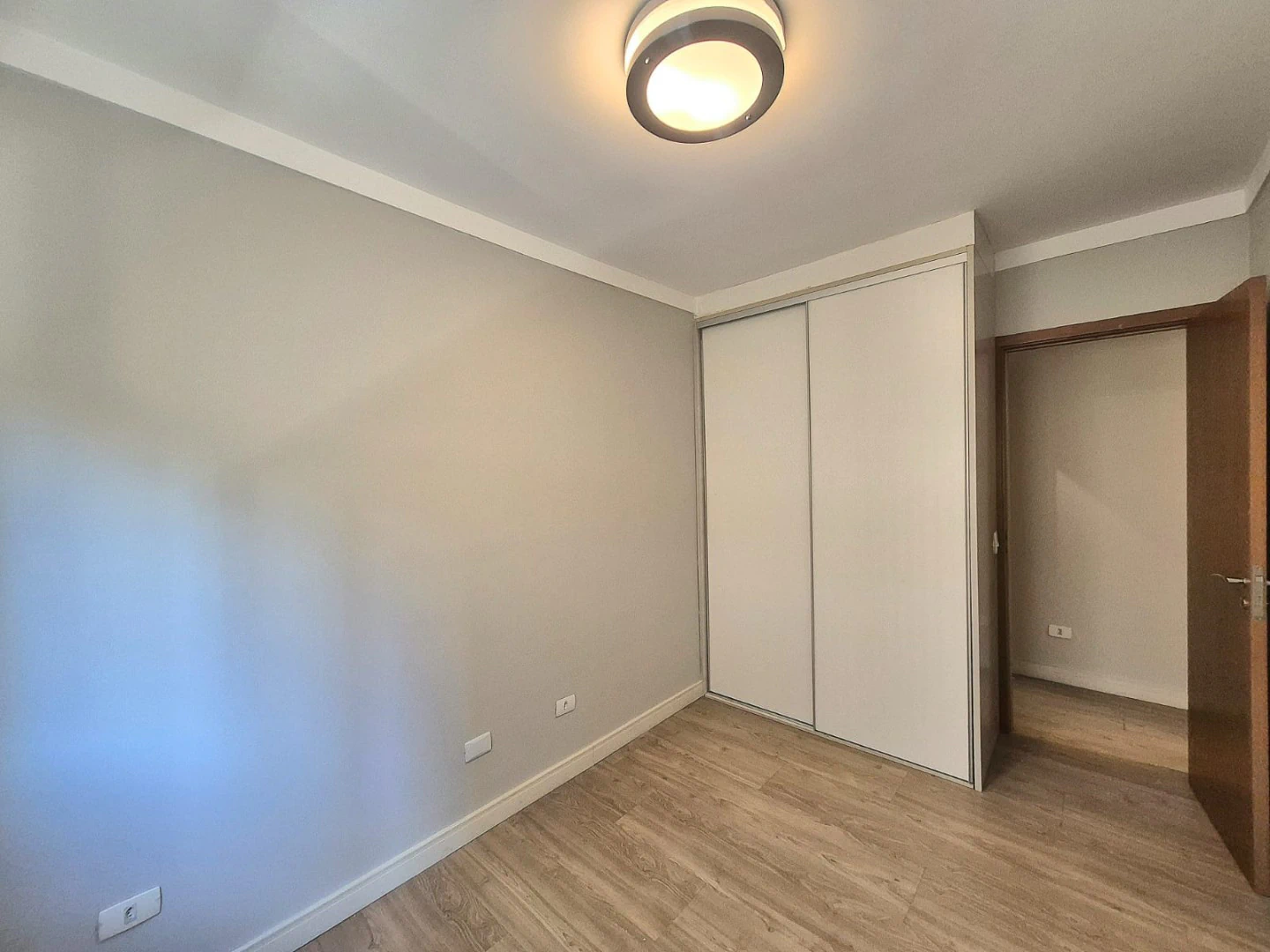 Apartment, 90 m², with wood or laminate floors — photo 24