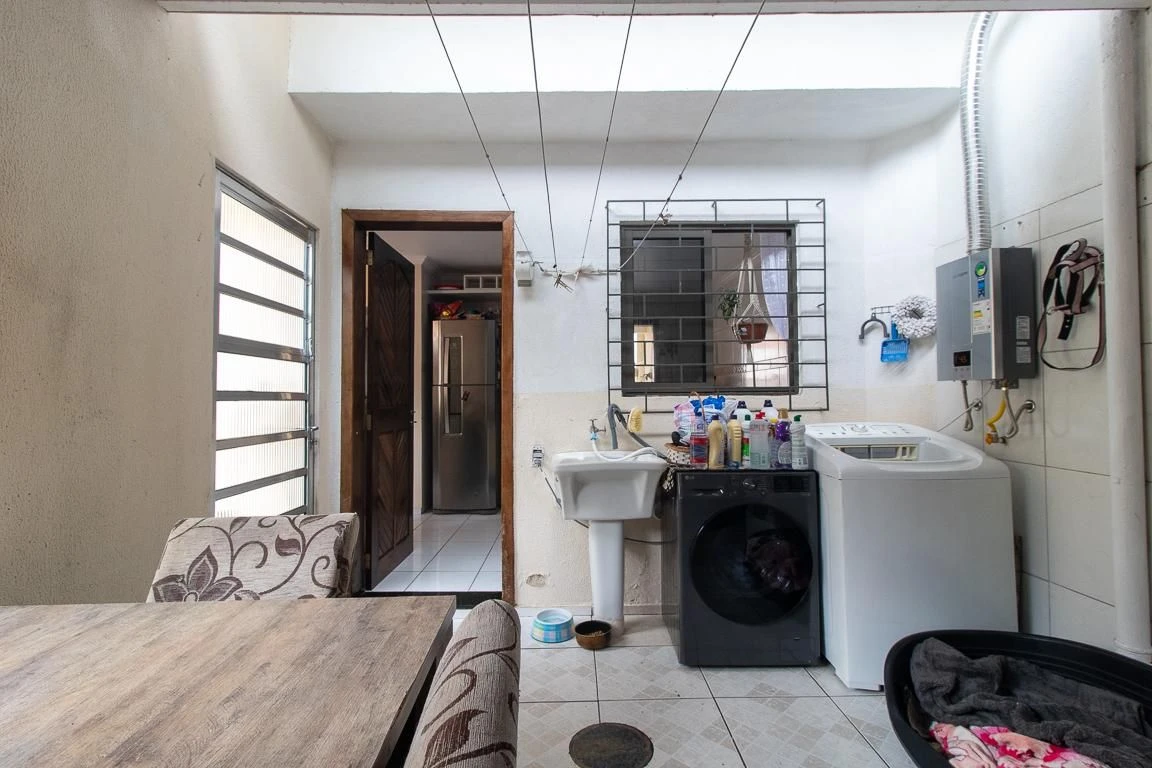 3-bedroom house with a bathtub in Curitiba — photo 40