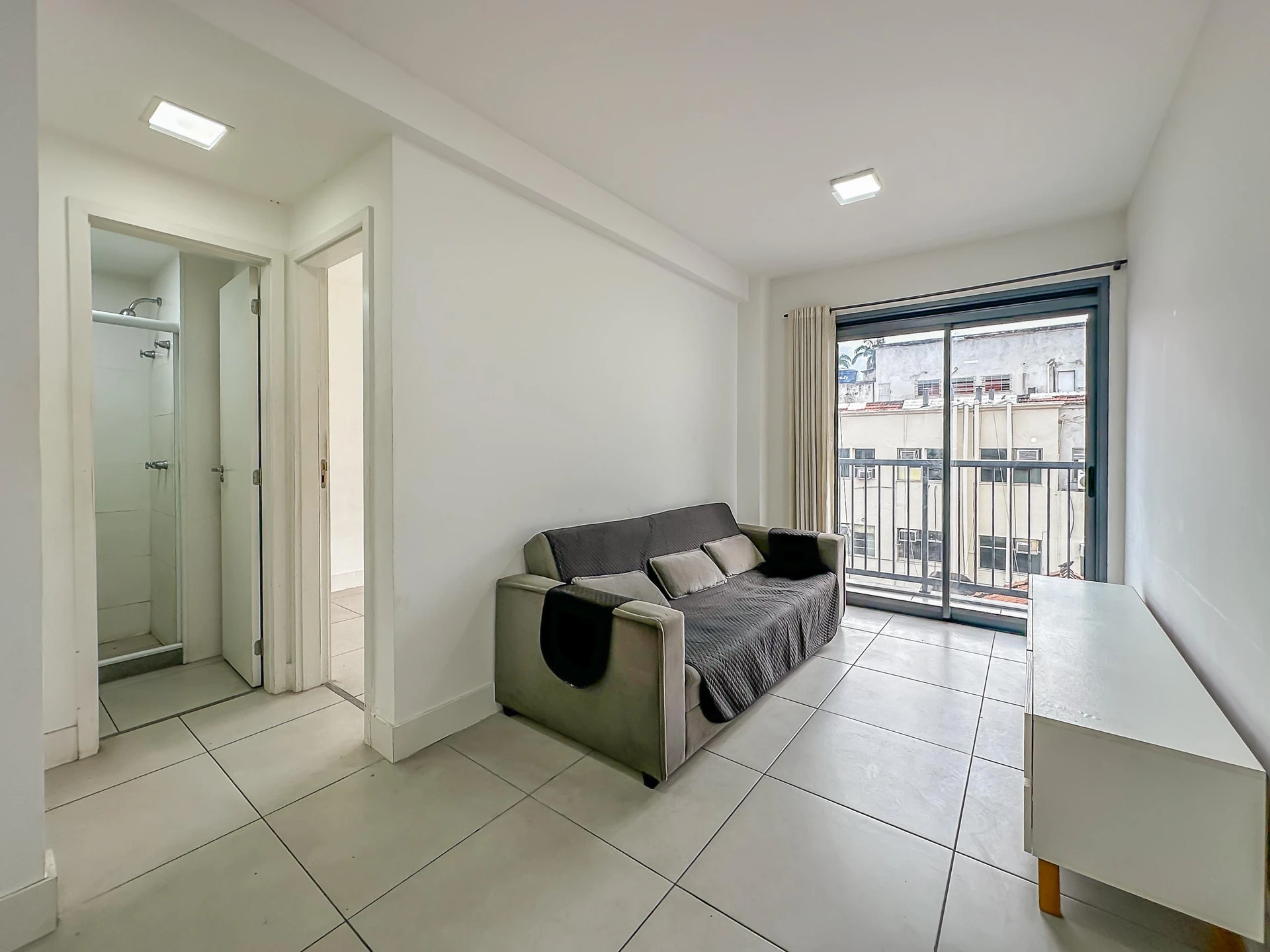 Furnished apartment, 42 m², with a glass-enclosed balcony — photo 13