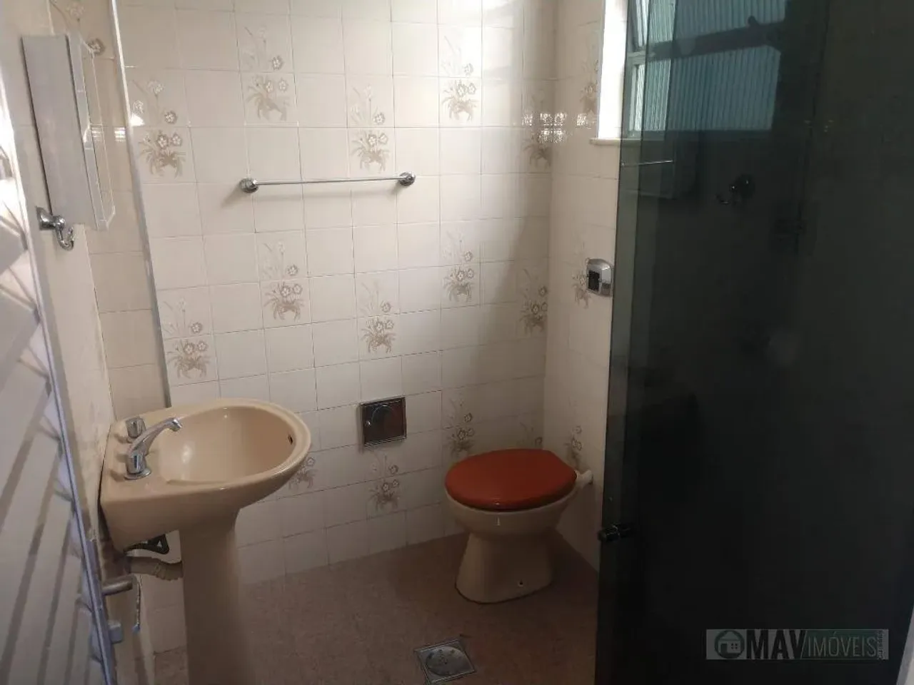 1-bedroom apartment with a laundry area — photo 4