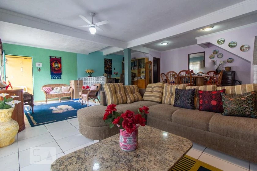 House with 4 bedrooms and 3 bathrooms, no parking