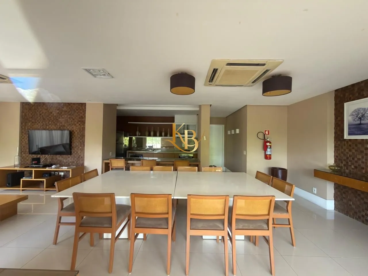 Furnished 4-bedroom apartment with enclosed balcony and grill — photo 33