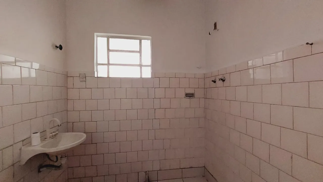 Unfurnished house with 5 bedrooms, 2 bathrooms, no parking — photo 2